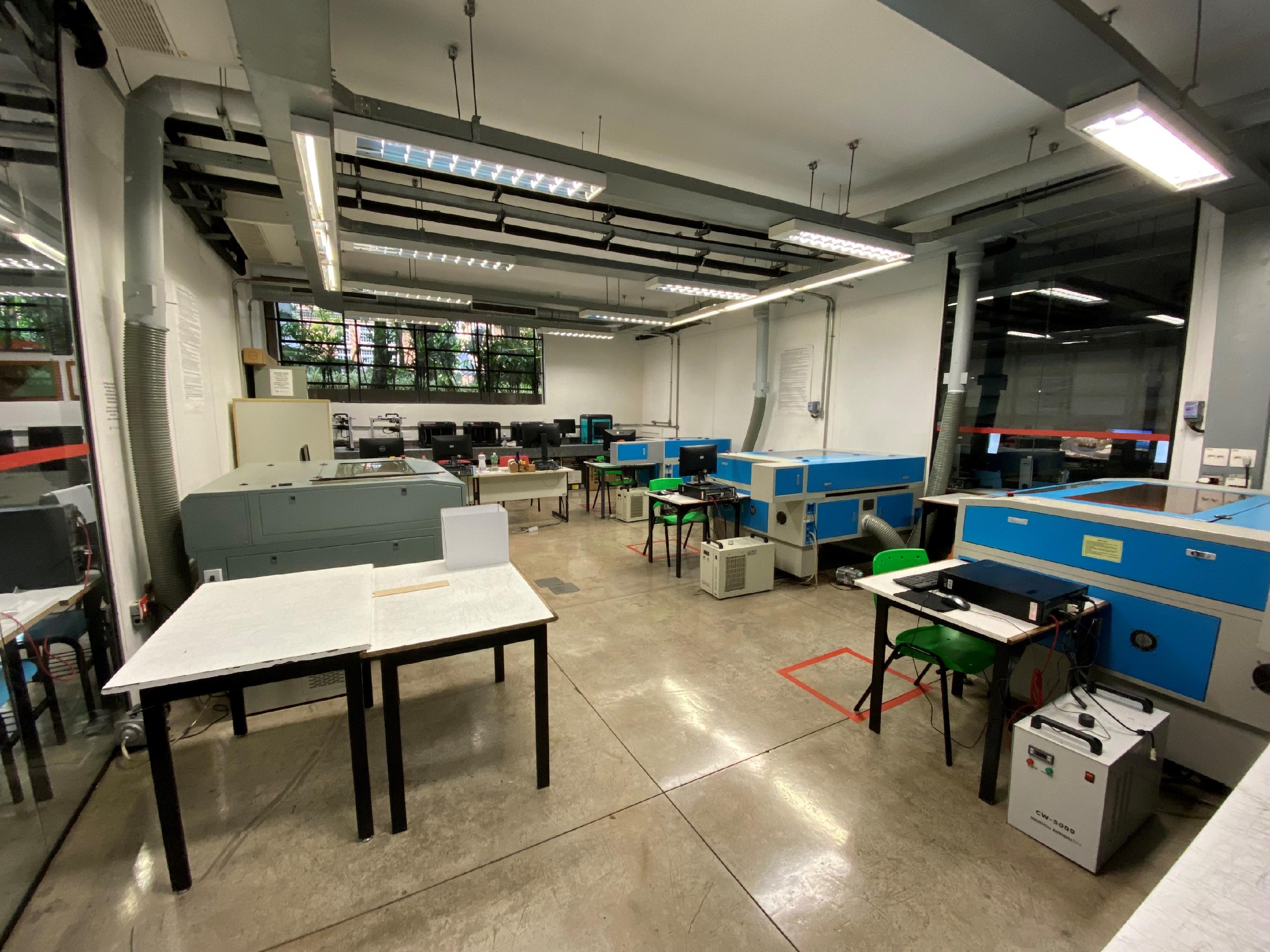 Laboratório com equipe de prototipagem universitária